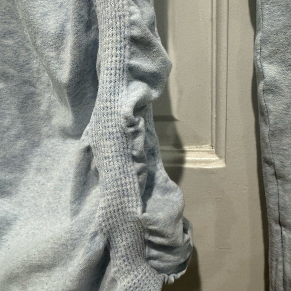 Athleta long sleeve rouched top. Light blue, size small - Picture 3 of 5